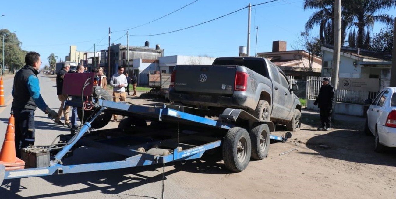 Remueven vehículos abandonados para despejar comisarías de Santa Fe y Santo Tomé