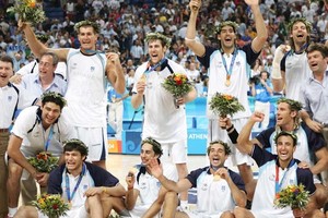 Argentina tras recibir el oro en el podio de Atenas 2004. Crédito: Olympics