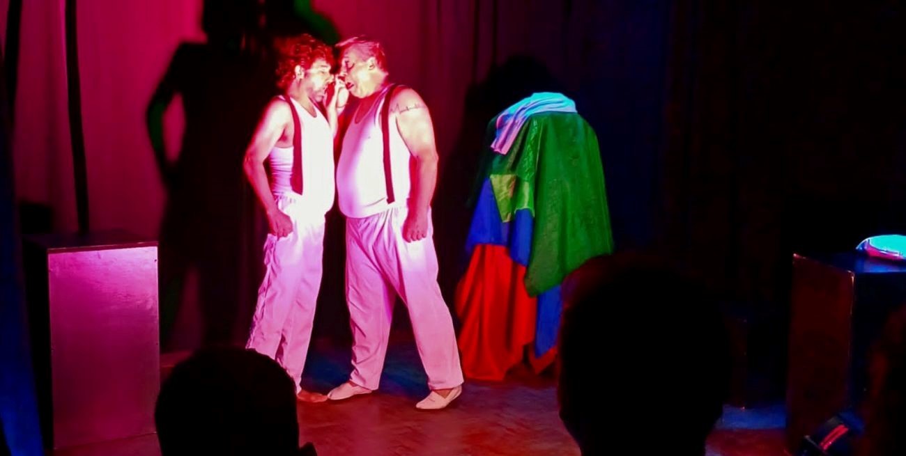 "Artado & Certero": cuando el absurdo se vuelve cotidiano