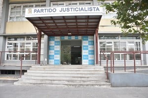 Sentados a la mesa de discusión estuvieron Celia Arena, Marcos Corach, Walter Agosto, Sonia Martorano, Miguel Rabbia, Lucila De Ponti y Verónica Porcelli Baró Graf. Foto: Archivo El Litoral