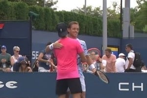 Coria y el español Carballés avanzan en dobles.