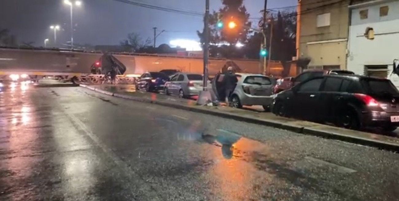 Video: a minutos del arranque de Unión - Riestra, descarriló el tren en avenida López y Planes