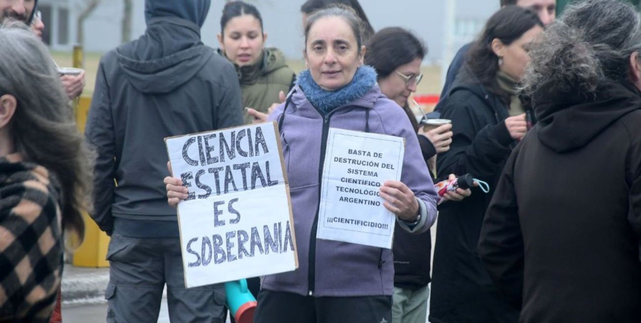 Manifestación frente al Conicet Santa Fe contra el desmantelamiento del sistema científico nacional