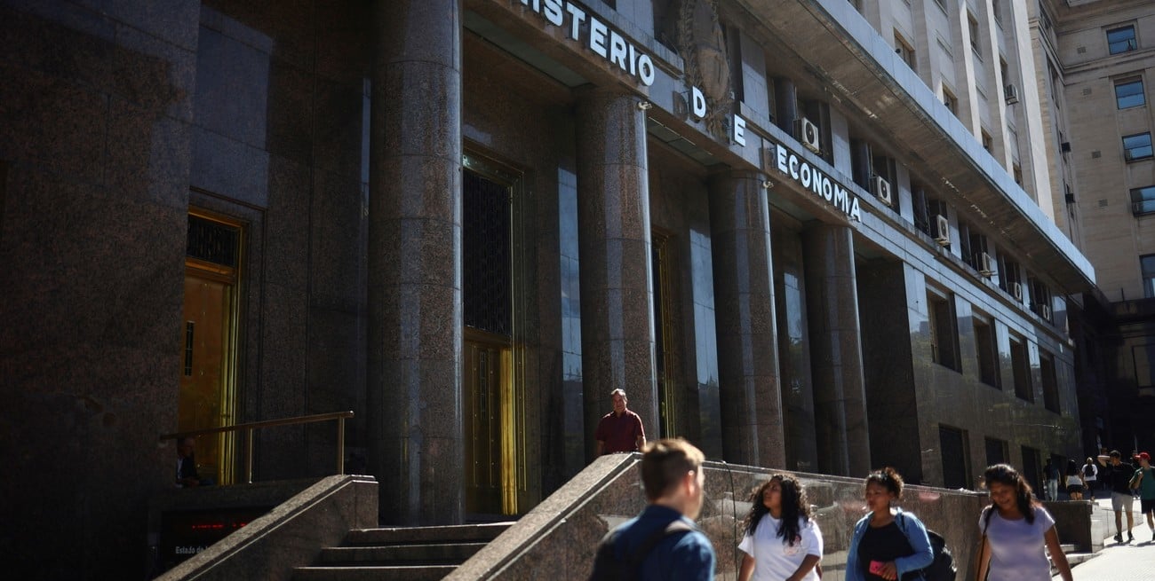 El EMAE cayó en febrero y volvió a mostrar una economía partida