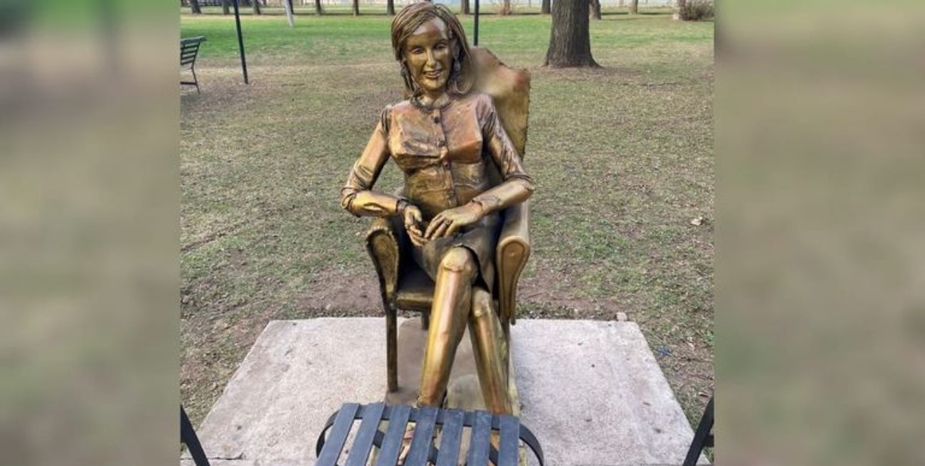 La estatua de Mirtha Legrand en Villa Cañás fue reinstalada por tercera vez tras la vandalización