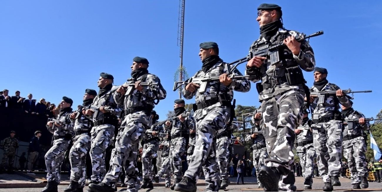 Corte de calle, acto y desfile por los 160 años de la Policía