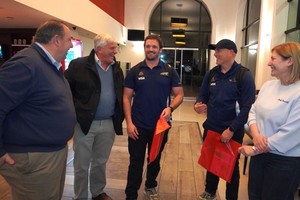 "Bienvenidos a Santa Fe". La vicegobernadora Gisela Scaglia y el intendente Juan Pablo Poletti recibieron a Los Pumas en el Hotel de Campo Colón, entregándole obsequios al entrenador del seleccionado argentino de rugby, Felipe Contepomi. Foto: Fernando Nicola 