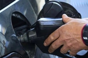 El gobierno nacional autorizó elevar al 15% el contenido de etanol en la nafta, buscando mitigar el impacto del alza del petróleo en los precios locales.