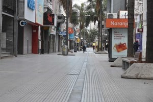 Poca gente por la cuarentena en la peatonal de la ciudad de Santa Fe. . La imagen corresponde al 22 de mayo de 2021. Foto: Guillermo Di Salvatore / Archivo