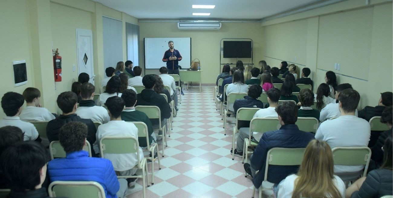 El Litoral visitó la Dante Alighieri para hablar de periodismo