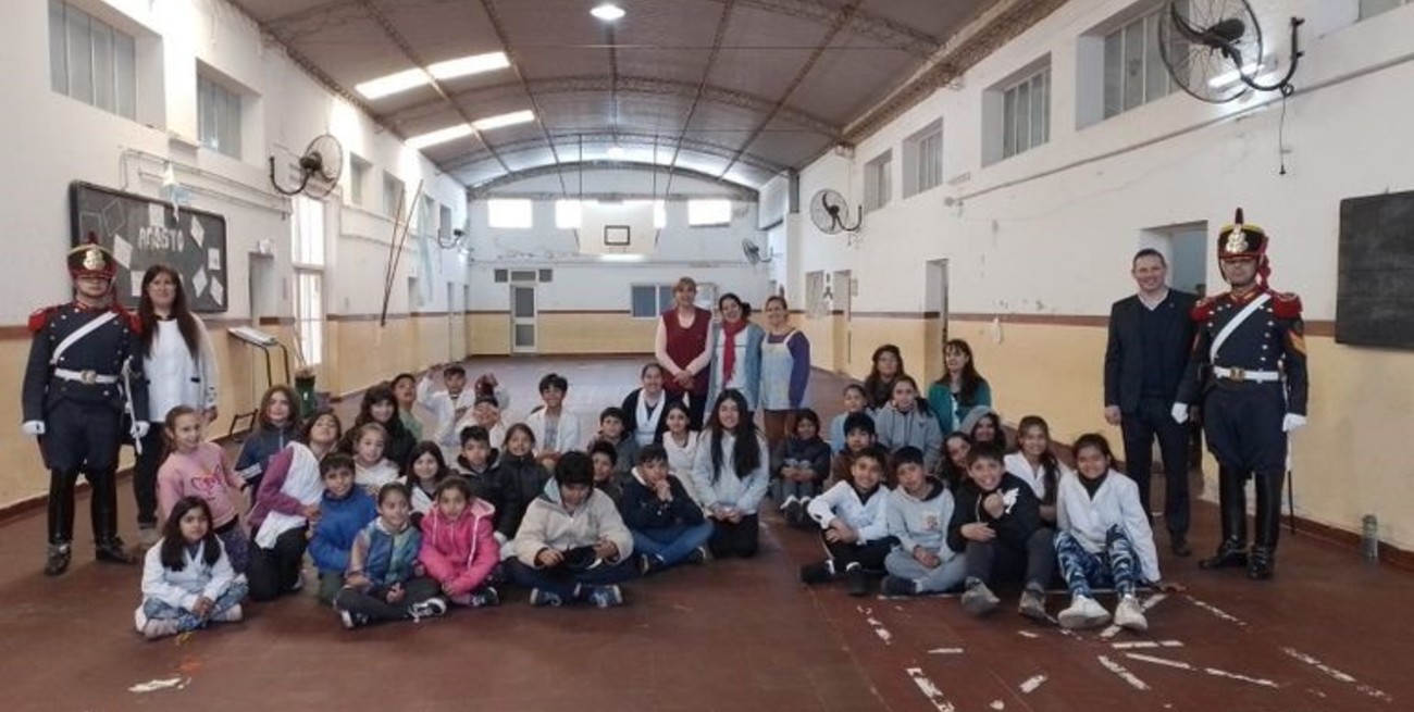 Granaderos visitaron Rufino: un día lleno de emoción