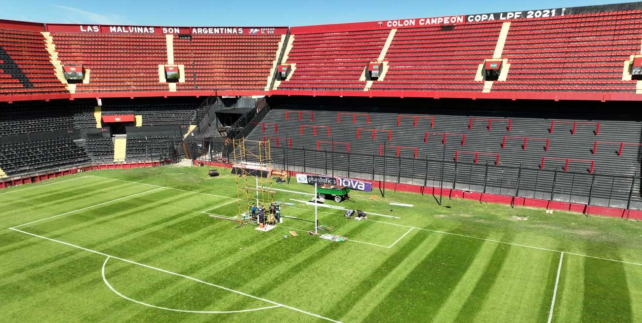 La cancha de Colón se prepara para la fiesta Puma: colocaron los postes 