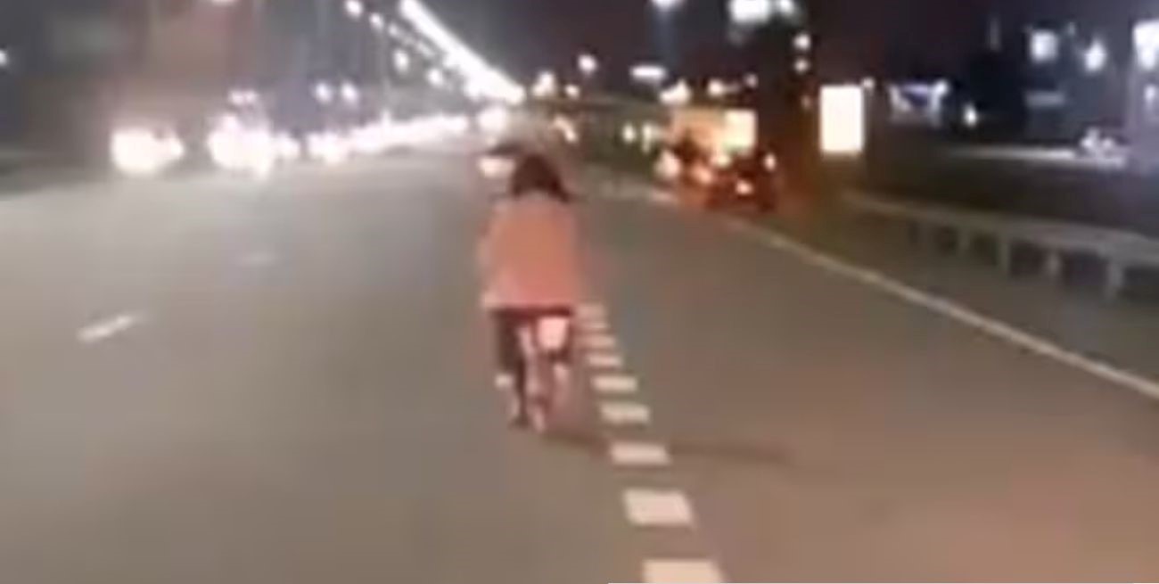 Video: una niña circulaba sola en bicicleta por Panamericana y fue escoltada por automovilistas
