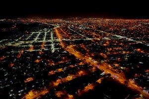 La ciudad tiene problemas en el 45% de su sistema de luminarias públicas. El municipio plantea llamar a licitación pública para dar una solución definitiva a uno de los principales reclamos vecinales. Crédito: Fernando Nicola