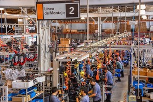 El grupo fabril señaló que "la baja de precios se observa desde los modelos de entrada de gama de las marcas que comercializa".