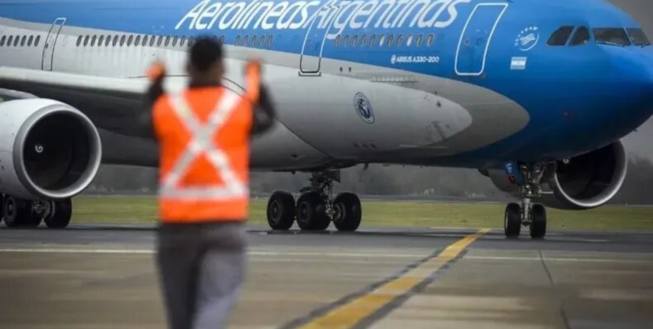 Aerolíneas Argentinas destacó el recorte de 1.500 trabajadores y la reducción del 70% del déficit