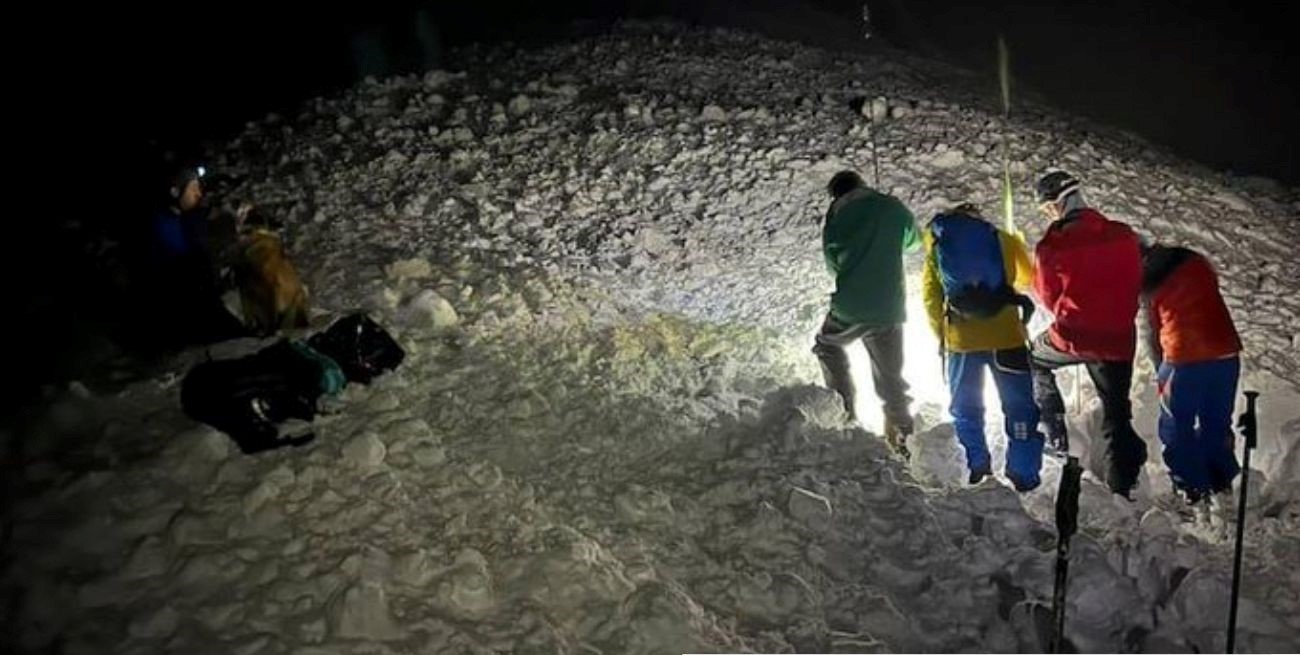 Hallan con vida al hombre desaparecido tras la avalancha en Bariloche
