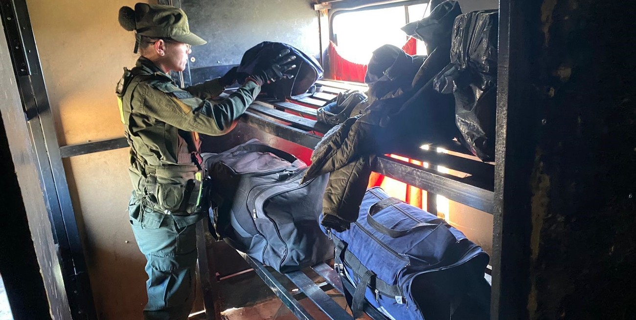 Rescatan a tres santiagueños que vivían en un colectivo abandonado, en un campo de Córdoba