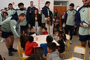 Los jugadores australianos jugaron un rato con los infantes. Foto: Flavio Raina.