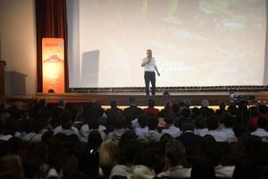 Alumnos de Inmaculada, La Salle, Sara Faisal, Nacional y Normal presenciaron la charla. Crédito: Guillermo Di Salvatore