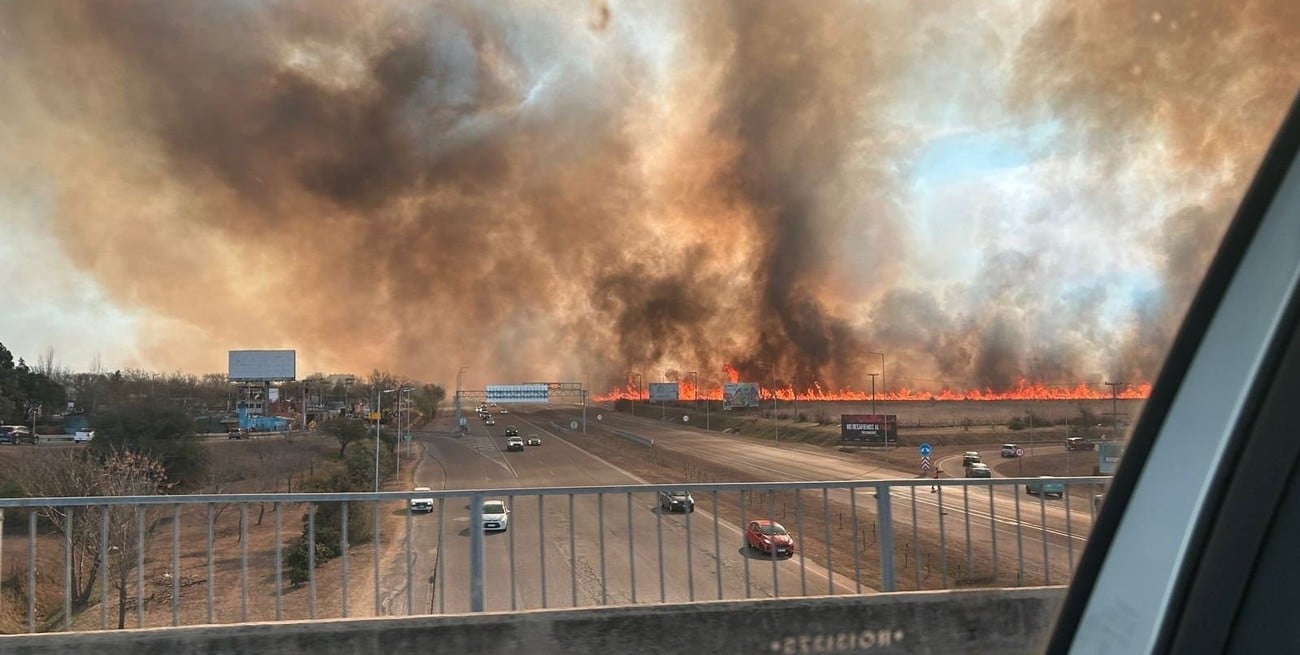 Avanza el fuego en Córdoba: cortaron una ruta y evacuaron un barrio privado 