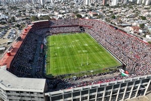 Lleno total en la cancha de Colón para la goleada histórica de Los Pumas. Crédito: Fernando Nicola