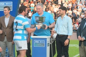 El Gerente de Transformación de Banco Macro, Brian Anthony entregó el trofeo al equipo ganador. Foto: Flavio Raina