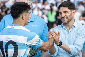 El gobernador santafesino sigo de cerca el partido y bajó a saludar a los jugadores.