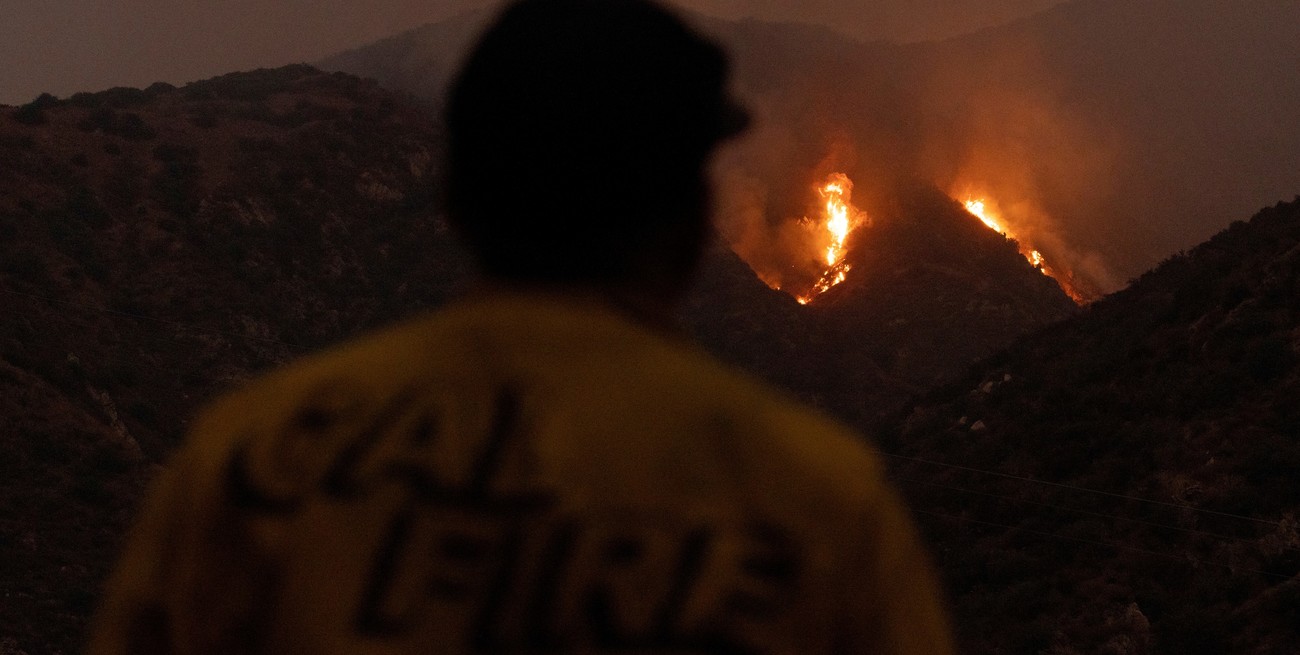 Un voraz incendio obliga a evacuar a miles de personas en California