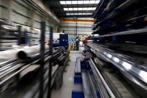 La industria metalmecánica y automotriz muestran niveles críticos de operatividad, con caídas significativas en la producción de maquinaria y vehículos. Foto: REUTERS  /Enrique Marcarian.