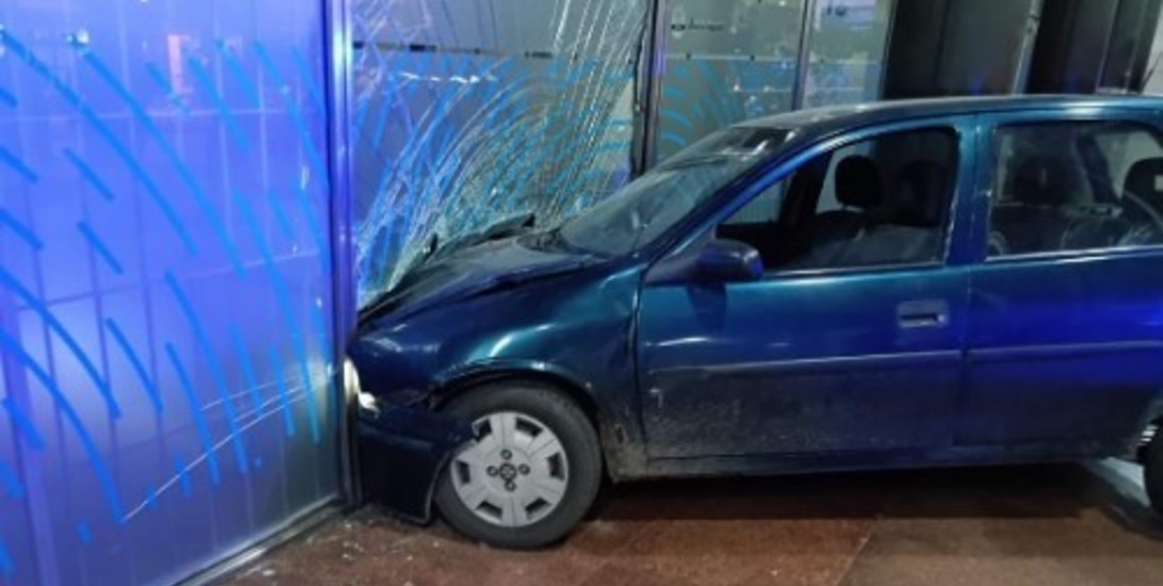 Relato salvaje, a la rosarina: estrelló su auto contra una sucursal bancaria
