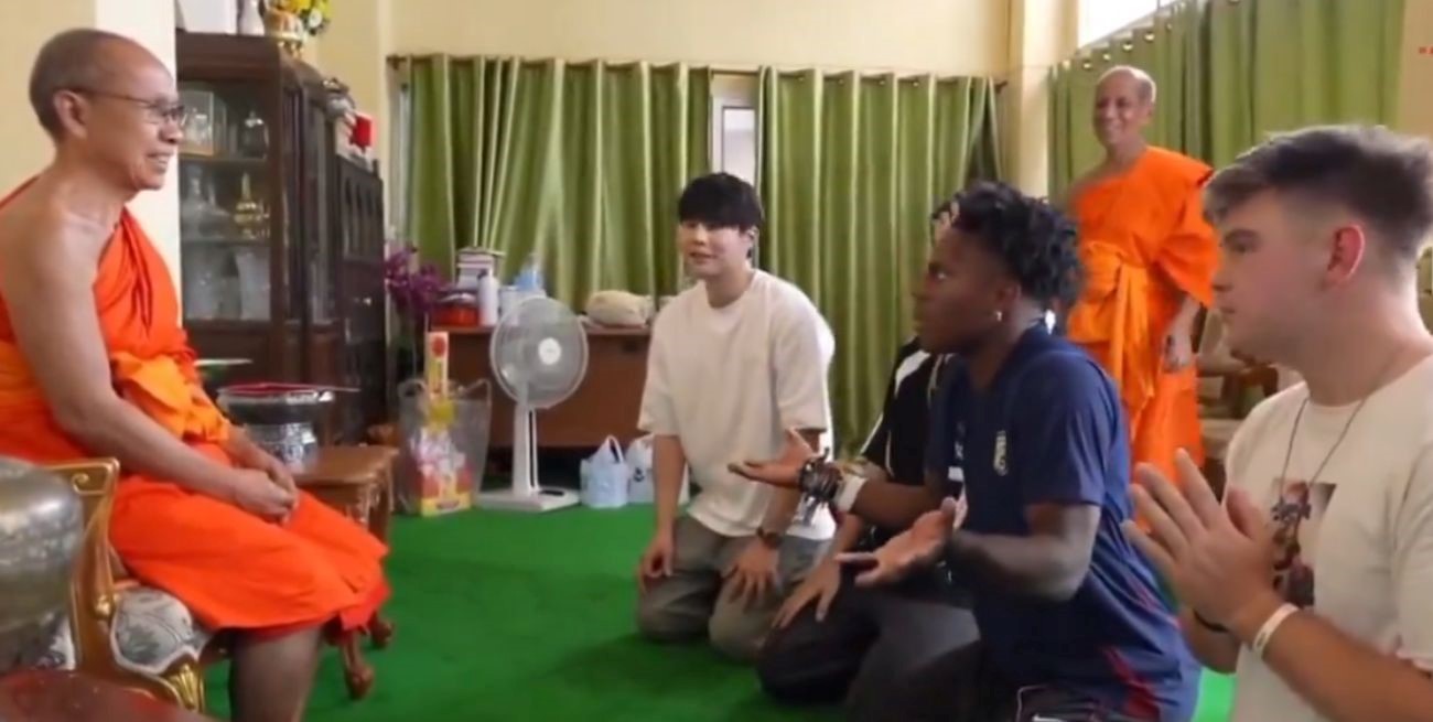 Video: Speed se chocó un templo budista en Tailandia y tuvo que pedirle perdón al monje