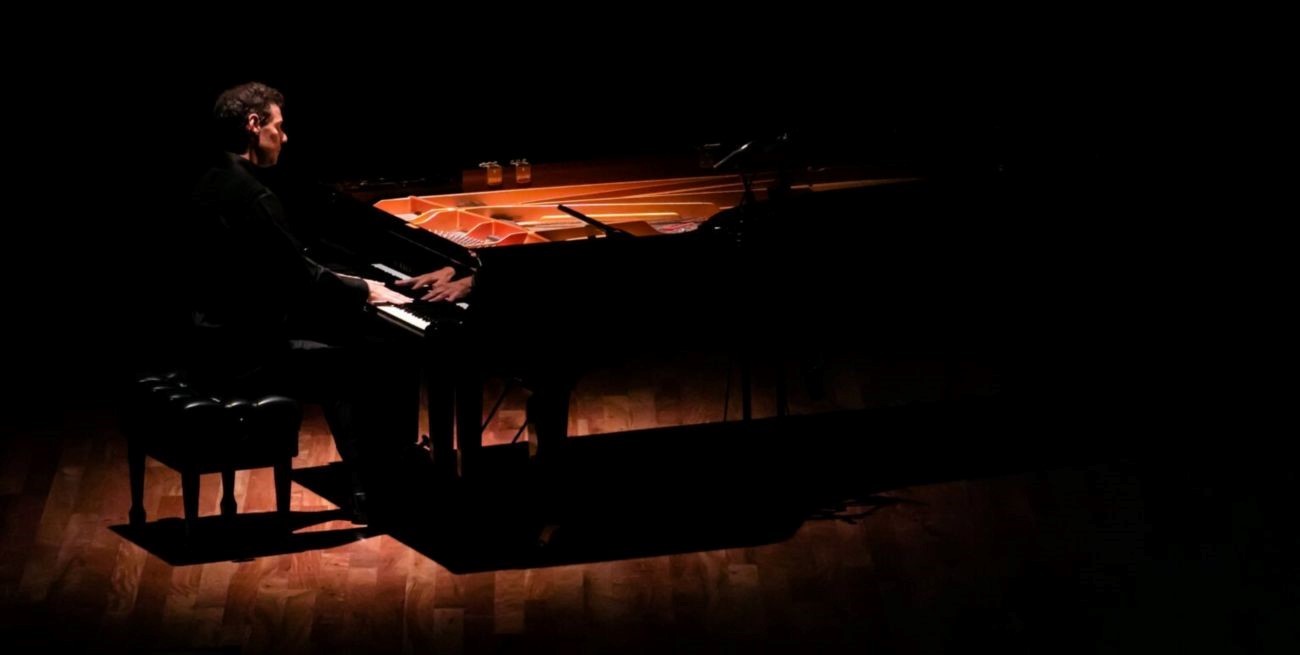 Silas Bassa presenta "Self" y un homenaje a Chopin, Glass y Guastavino
