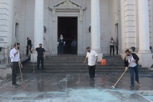 Tras los serios incidentes, al caer la tarde se procedió a la limpieza de la Legislatura y a retirar los proyectiles y destrozos. Foto: Luis Cetraro