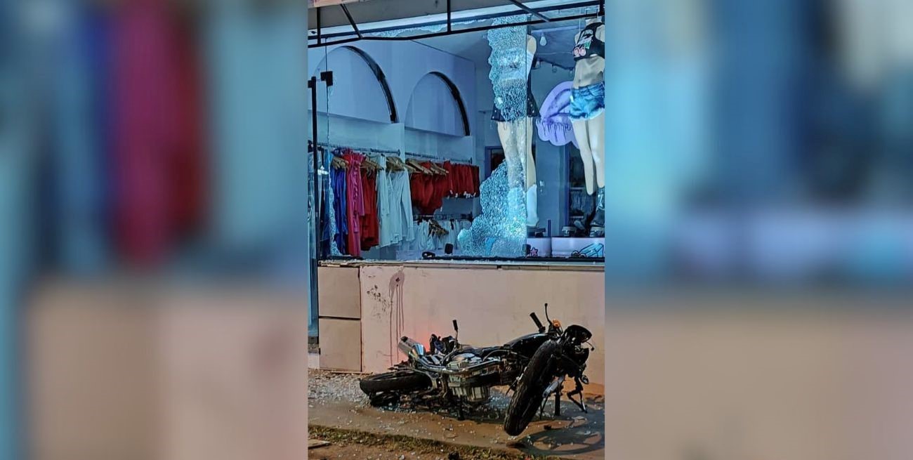 "Picadas" en la mira: perdió el control de su moto y terminó dentro de un comercio