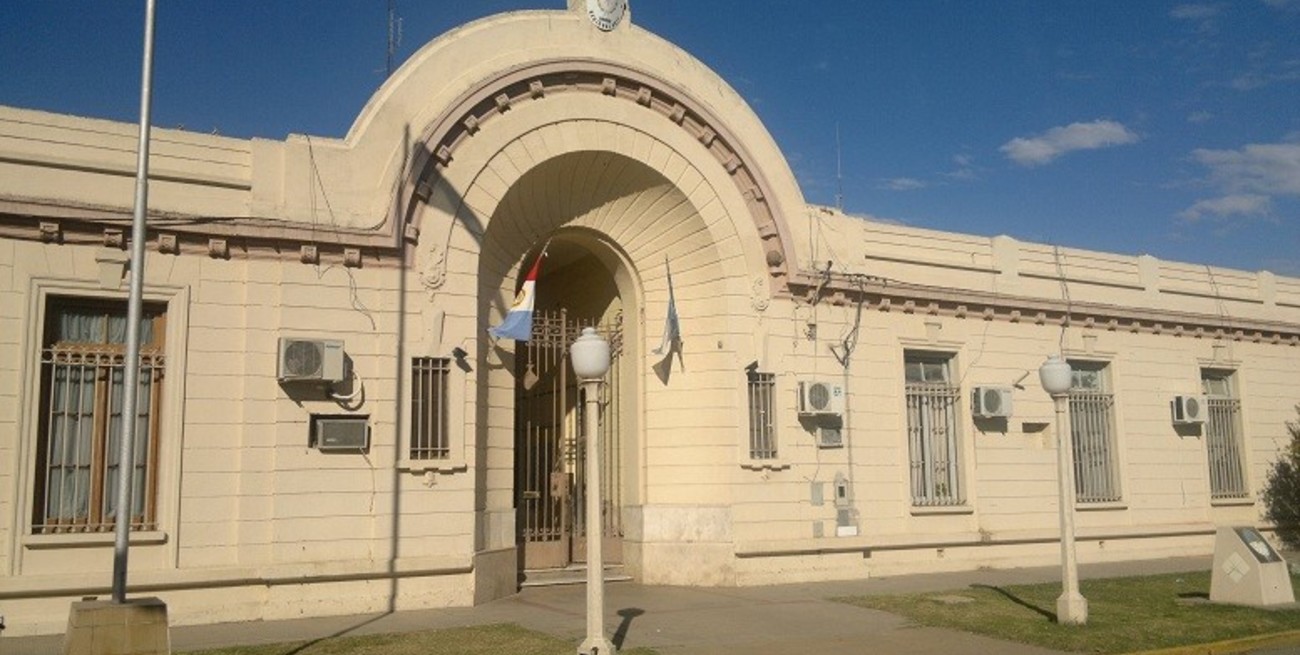 Un joven amenazó con un cuchillo a su ex patrón y a sus ex compañeros por una supuesta deuda