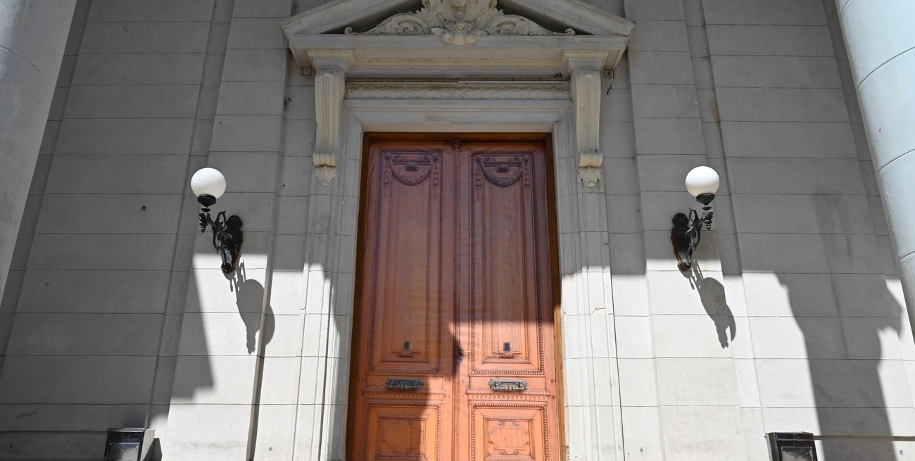 Una puerta imaginaria en la entrada principal de la Legislatura santafesina