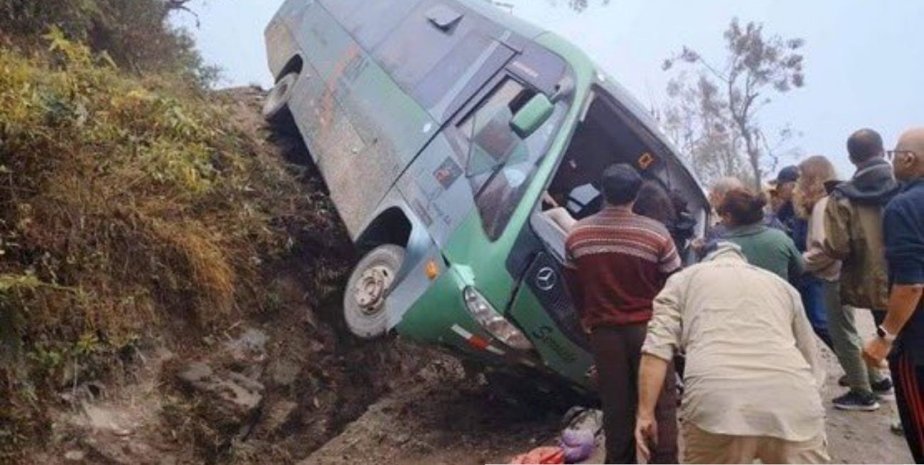 Un micro lleno de turistas cayó por una pendiente en Machu Picchu: hay dos argentinos heridos