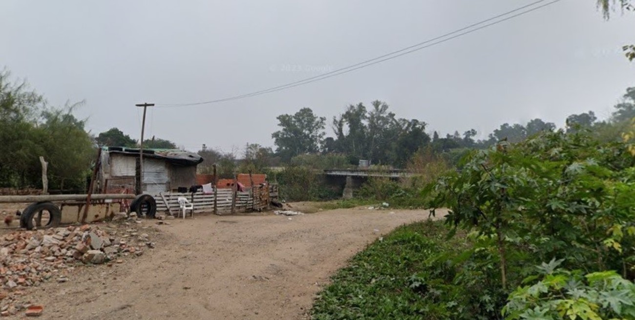 Investigan la muerte de un hombre que habría caído de un puente al querer huir de un robo