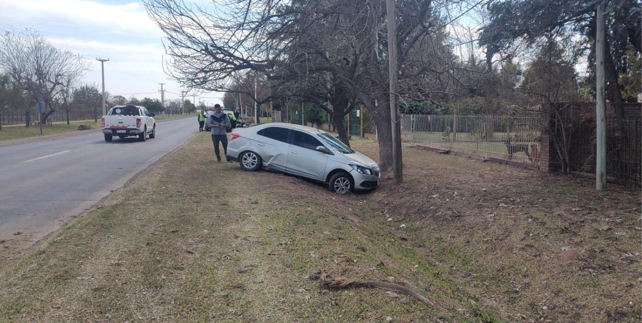 Robó un auto de la playa de un súper, chocó y fue detenido por vecinos
