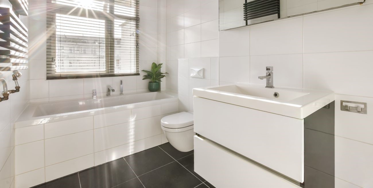 ¿Por qué se recomienda poner sal gruesa en el baño cada noche?
