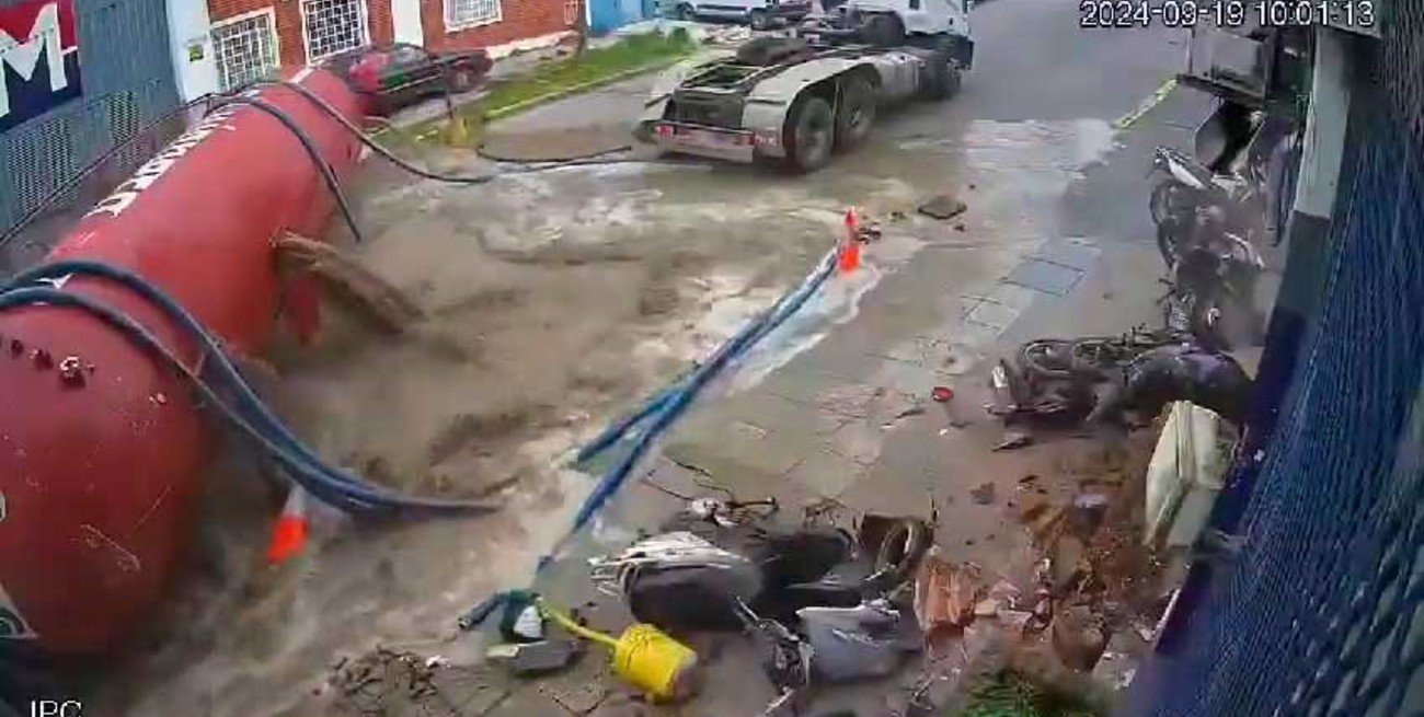 Un camión atmosférico tumbó e inundó una cuadra de Mar del Plata