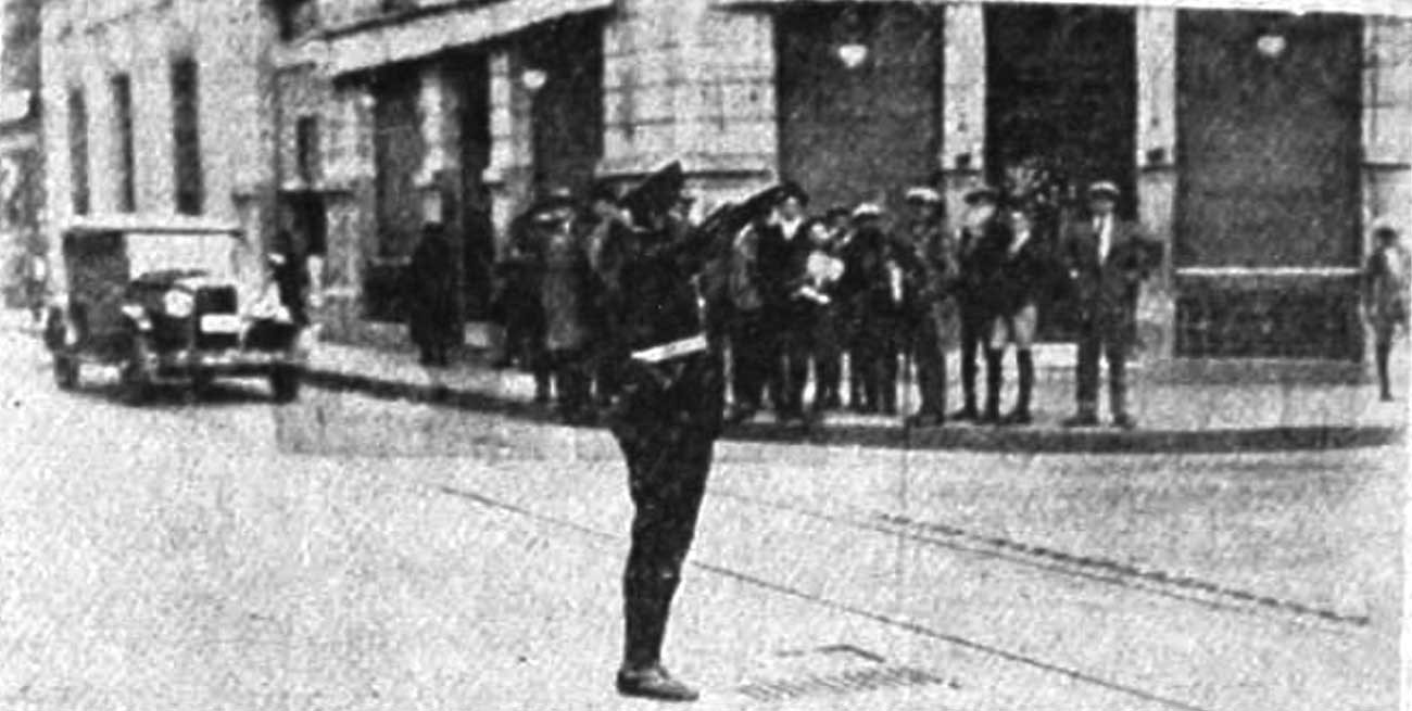 Cómo fue la revolución del tránsito en Santa Fe: cambios de calles e inspectores con silbatos