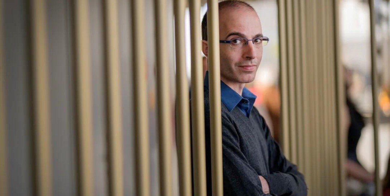 Yuval Noah Harari: "La IA podría crear regímenes de vigilancia total que aniquilen la privacidad"