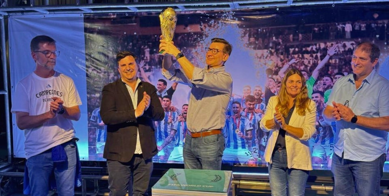 Argentinidad y fútbol con las copas en Roldán