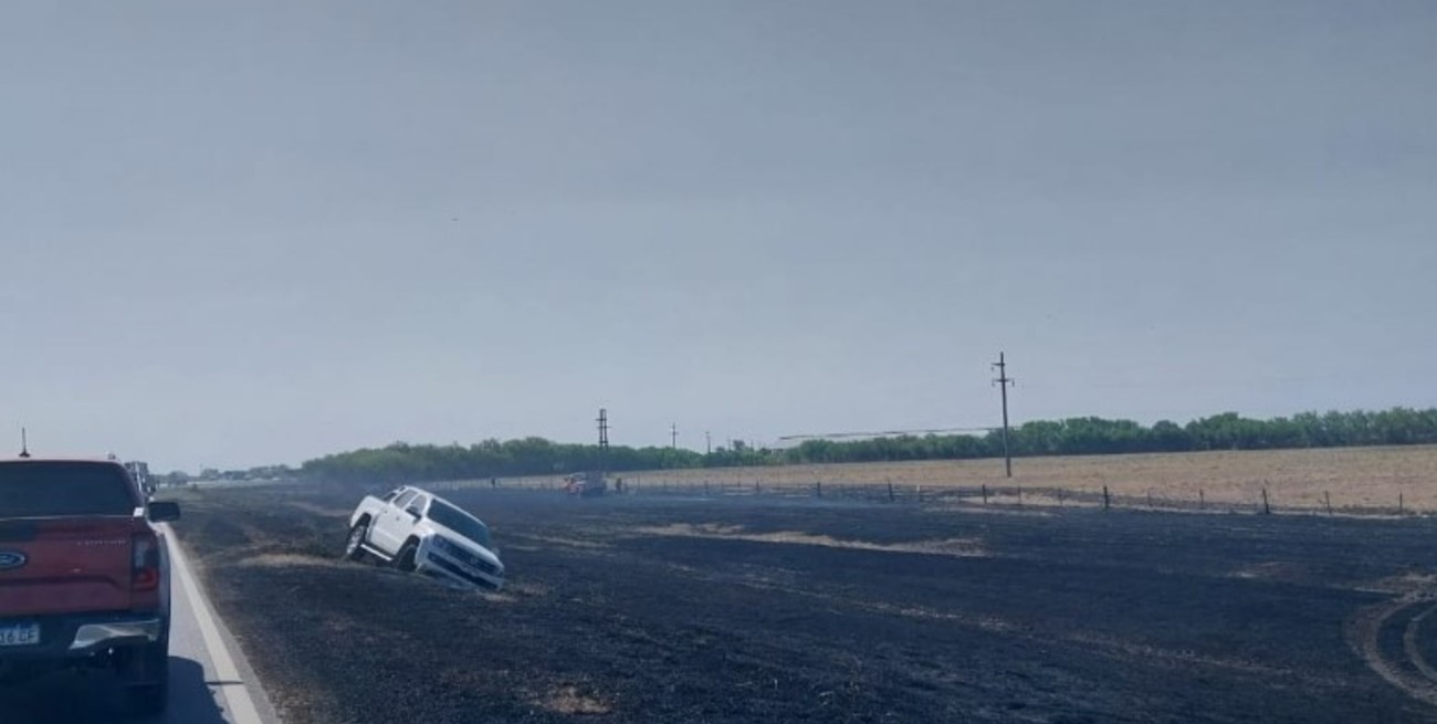 Alerta por humo: un incendio en la banquina provocó el vuelco de una camioneta en la Ruta 34