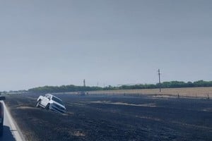 Una camioneta Volkswagen Amarok, con tres ocupantes mayores de edad, realizó una mala maniobra que terminó en accidente.