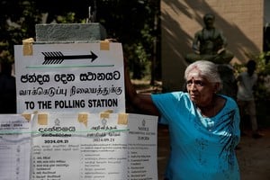 "Creo que el país necesita un nuevo líder, necesitamos un cambio", comenta Sunil, un vendedor de periódicos que prefirió no dar su nombre, mientras votaba en el colorido distrito de Wellawatte.
CREDITO: REUTERS/Navesh Chitrakar
