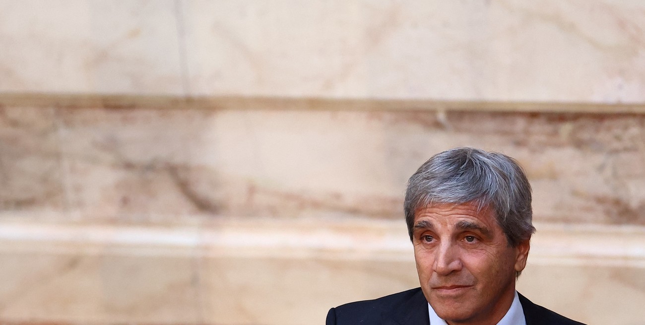 El gasto público en dólares es un 27% inferior al de 2022