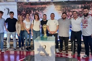 Las "copa del mundo" obtenida por la Selección en el último mundial de Qatar llegó este primer domingo de primavera a la tierra de Valdano: Las Parejas.